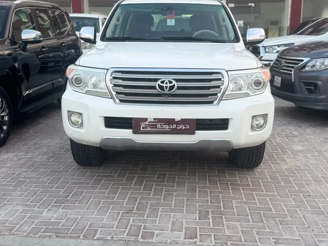 صورة 2015 تويوتا لاند كروزر VXR بلاتينيوم إصدار