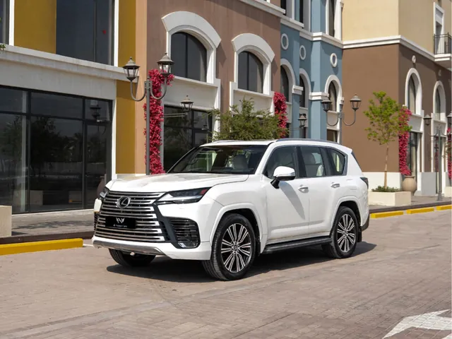 صورة 2025 لكزس LX 600 لكجري